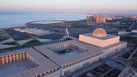 Masjid ini berdiri di atas lahan seluas 400 ribu meter persegi dan menghadap ke Laut Mediterania. (Fazil Abd Erahim/Anadolu Agency via Getty Images)  