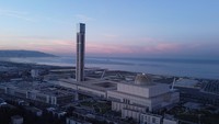 Masjid Djamaa el Djazaïr, atau Masjid Agung Aljazair, memang bukan masjid terbesar di dunia, karena kapasitasnya hanya 120 ribu jemaah, masih di bawah Masjid Jamkaran di Iran bahkan Masjid Istiqlal di Indonesia. Tapi dalam hal menara, masjid yang berada di ibu kota Aljir ini memegang predikat sebagai masjid dengan menara tertinggi di dunia. (Fazil Abd Erahim/Anadolu Agency via Getty Images)  