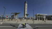Berbicara mengenai menaranya, menara di masjid ini menjulang setinggi 265 meter. Otomatis menara ini menjadi gedung tertinggi di Afrika. (AP Photo/Anis Belghoul)  