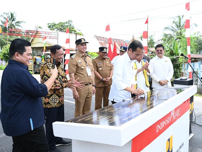 Presiden Joko Widodo (Jokowi) telah meresmikan 27 ruas jalan yang direservasi di Sulawesi Selatan.