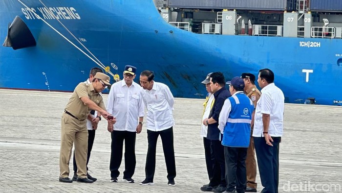 Presiden Joko Widodo usai meresmikan Makassar New Port.