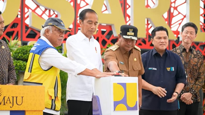 Presiden Jokowi meresmikan IPAL Losari di Makassar.