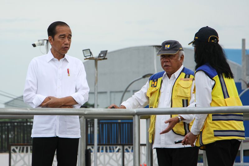 Presiden Joko Widodo (kiri) bersama Menteri PUPR Basuki Hadimuljono (tengah) dan Dirjen Cipta Karya Kementerian PUPR Diana Kusumastuti (kanan) melakukan peninjauan Instalasi Pengolahan Air Limbah (IPAL) Losari saat peresmian di Makassar, Sulawesi Selatan, Kamis (22/2/2024). IPAL Losari yang dibangun sejak 2019 dengan anggaran sebesar Rp1,2 triliun tersebut guna meningkatkan pelayanan air limbah domestik sistem terpusat di daerah itu dengan kapasitas 16 ribu meter kubik per hari. ANTARA FOTO/Arnas Padda/aww.