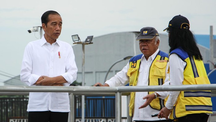 Presiden Joko Widodo (kiri) bersama Menteri PUPR Basuki Hadimuljono (tengah) dan Dirjen Cipta Karya Kementerian PUPR Diana Kusumastuti (kanan) melakukan peninjauan Instalasi Pengolahan Air Limbah (IPAL) Losari saat peresmian di Makassar, Sulawesi Selatan, Kamis (22/2/2024). IPAL Losari yang dibangun sejak 2019 dengan anggaran sebesar Rp1,2 triliun tersebut guna meningkatkan pelayanan air limbah domestik sistem terpusat di daerah itu dengan kapasitas 16 ribu meter kubik per hari. ANTARA FOTO/Arnas Padda/aww.