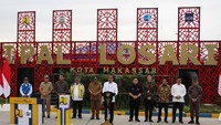 Presiden Joko Widodo (tengah) didampingi Menteri PUPR Basuki Hadimuljono (keempat kiri) dan Menteri BUMN Erick Thohir (kelima kanan) meresmikan Instalasi Pengolahan Air Limbah (IPAL) Losari di Makassar, Sulawesi Selatan, Kamis (22/2/2024).