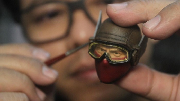 Perajin Mikhael Yusak Wirawan membuat patung karakter tokoh film atau action figure Gundala berbahan resin di rumah produksi MY Enterprise, Sawojajar, Malang, Jawa Timur, Kamis (22/2/2024). Selain mengerjakan pesanan action figure Gundala dan Gatotkaca dari rumah produksi film nasional, perajin tersebut juga membuat diorama serta aksesoris patung karakter superhero Marvel untuk kemudian dijual ke berbagai kota di Indonesia maupun mancanegara dengan harga Rp350 ribu hingga Rp8 juta per unit.  ANTARA FOTO/Ari Bowo Sucipto/aww.