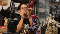 Perajin Mikhael Yusak Wirawan membuat patung karakter tokoh film atau action figure berbahan resin di rumah produksi MY Enterprise, Sawojajar, Malang, Jawa Timur, Kamis (22/2/2024).