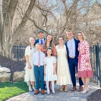 Selama lebih dari tiga bulan, kedua anak tersebut, berusia 9 dan 11-12 tahun, ditahan oleh ibu mereka dan rekan bisnisnya di kamp konsentrasi. Mereka tidak diberi makanan, air, tempat tidur, dan hampir semua bentuk hiburan. Mereka juga dilarang berinteraksi dengan orang lain dan disembunyikan di dalam rumah ketika ada orang yang datang berkunjung,” tulis pengacara Ryan Shaum. Foto: dok. Instagram