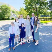 Inilah potret Ruby dengan keenam anaknya. Terlihat anak-anaknya dekat dengan sang ibu, namun ternyata ada sisi gelap di keluarga tersebut. Foto: dok. Instagram