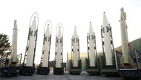 Tak hanya itu, Iran juga dilaporkan mengerahkan Fattah-2, penerus Fattah-1. Menurut pejabat Iran, rudal ini menargetkan sistem pertahanan Arrow Israel, yang dirancang mencegat rudal balistik jarak jauh. (Irans Presidency/WANA via Reuters)