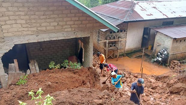 Rumah di Dusun Bung, Desa Bulan, Kecamatan Ruteng, Manggarai, NTT, rusak diterjang longsor, Kamis (22/2/2024) (Istimewa)