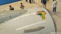 Salah satu keunggulan pesawat dengan livery Pokemon ini adalah ada satu kursi di kelas ekonomi yang begitu istimewa. Kursi itu bernomor 27 dan 28. Penumpang beruntung yang duduk di kursi itu bisa melihat livery Pokemon tersembunyi, yang hanya bisa dilihat dari dalam pesawat oleh penumpang itu saja. Bahkan penumpang di kelas bisnis tidak bisa melihat livery rahasia itu. (Wahyu Setyo/detikTravel)