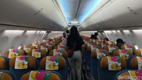 detikTravel sempat diajak masuk ke dalam pesawat Pokemon tersebut. Ternyata, tak cuma badan pesawatnya saja yang ada gambar Pokemon, sampai ke sandaran kepala kursinya juga bergambar Pokemon. (Wahyu Setyo/detikTravel)