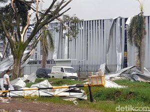 Kawasan Industri Dwipapuri Sumedang Porak-poranda Diterjang Tornado