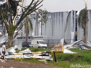 Kawasan Industri Dwipapuri Sumedang Porak-poranda Diterjang Tornado