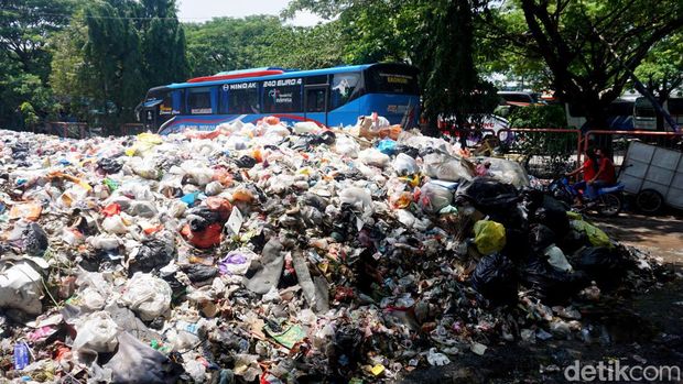 Sampah Mengunung di area Terminal Purabaya