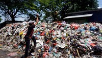 Petugas kebersihan dari kampung sekitar Terminal Purabaya juga membuang sampah.