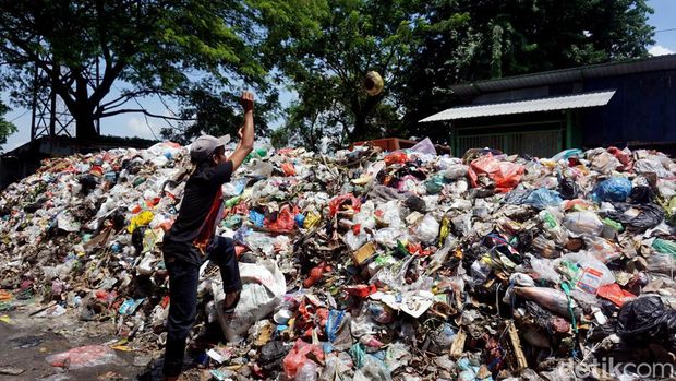Sampah Mengunung di area Terminal Purabaya