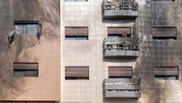 Tampak gedung bertingkat rusak terkena serangan Israel. 