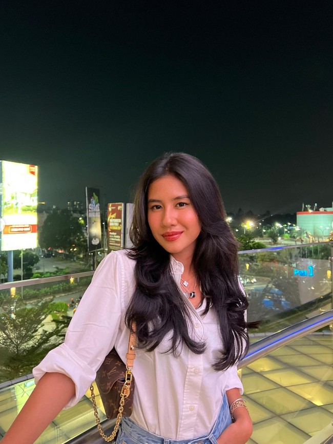 Terlihat sedikit berbeda, rambut Shenina tampak lebih tebal dan panjang dibandingkan dengan foto-foto sebelumnya. Semakin cantik penampilan Shenina pun banjir pujian. Tak hanya dari para netizen, melainkan juga sang kekasih, aktor Angga Yunanda. Foto: Instagram/@sheninacinnamon