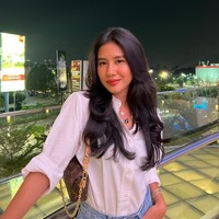 Terlihat sedikit berbeda, rambut Shenina tampak lebih tebal dan panjang dibandingkan dengan foto-foto sebelumnya. Semakin cantik penampilan Shenina pun banjir pujian. Tak hanya dari para netizen, melainkan juga sang kekasih, aktor Angga Yunanda. Foto: Instagram/@sheninacinnamon
