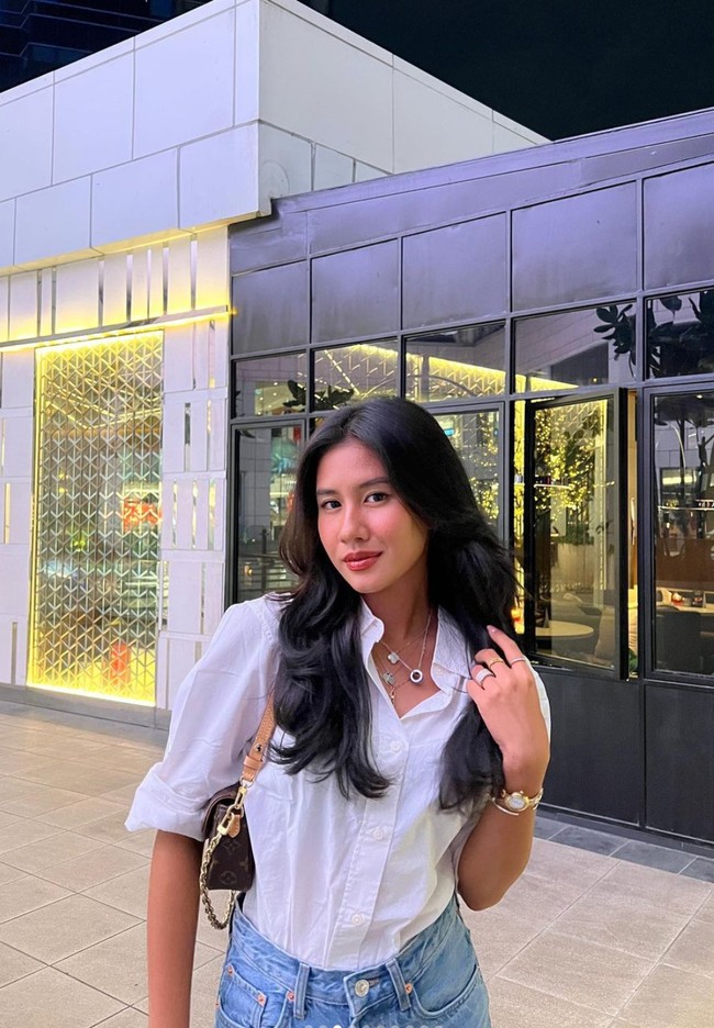 Angga Yunanda tampak ikut memberikan komentar di unggahan terbaru Shenina tersebut. Angga mengaku sampai mau pingsan karena melihat Shenina yang terlalu cantik. “PINGSAN DULLUU CANTIK BANGETTTT,” komentar Angga Yunanda. Foto: Instagram/@sheninacinnamon