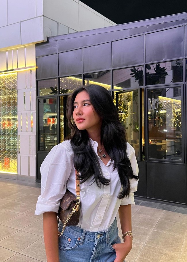 Banyak netizen yang juga memuji penampilan terbaru Shenina. Mereka mengatakan jika Shenina terlihat semakin cantik dengan rambut panjang. “Cantik bgt kalo rambut panjang,” komentar salah seorang netizen. “Rambut panjang canci sekali shen,” tambah netizen lain. Foto: Instagram/@sheninacinnamon