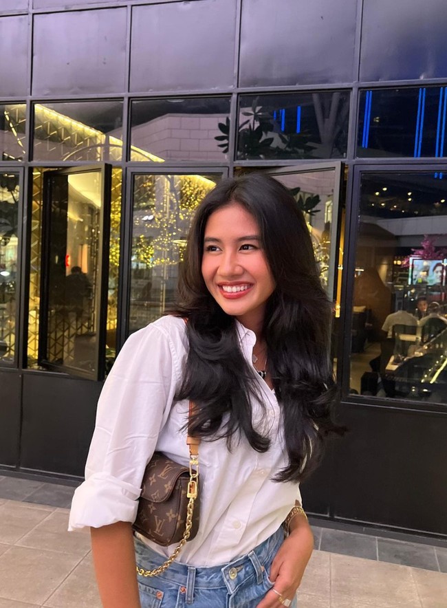 Dengan rambut panjang yang tebal memang membuat penampilan wanita kelahiran 1 Februari 1999 itu makin terlihat menawan. Berpose candid tak melihat ke arah kamera, Shenina memamerkan senyum sumringahnya. Foto: Instagram/@sheninacinnamon