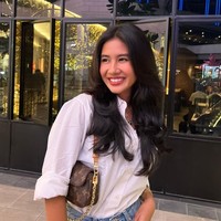 Dengan rambut panjang yang tebal memang membuat penampilan wanita kelahiran 1 Februari 1999 itu makin terlihat menawan. Berpose candid tak melihat ke arah kamera, Shenina memamerkan senyum sumringahnya. Foto: Instagram/@sheninacinnamon