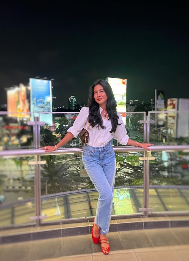 Memiliki kulit eksotis dan tubuh yang langsing membuat penampilan Shenina kerap curi atensi. Kekasih Angga Yunanda itu juga dikenal kerap tampil natural dengan hanya sedikit pulasan makeup. Foto: Instagram/@sheninacinnamon