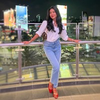 Memiliki kulit eksotis dan tubuh yang langsing membuat penampilan Shenina kerap curi atensi. Kekasih Angga Yunanda itu juga dikenal kerap tampil natural dengan hanya sedikit pulasan makeup. Foto: Instagram/@sheninacinnamon