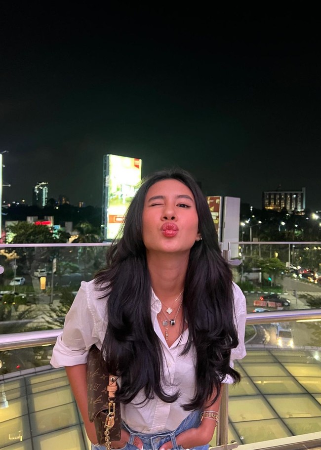 Shenina sendiri awalnya dikenal sebagai kekasih aktor tampan Jefri Nichol. Namun kini hubungan keduanya sudah berakhir dan saat ini Shenina diketahui tengah menjalin kasih dengan aktor yang tak kalah tampan, Angga Yunanda. Foto: Instagram/@sheninacinnamon