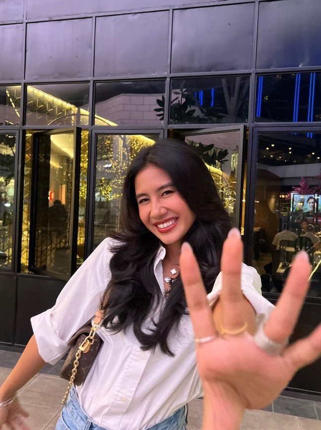 Beberapa menyebut jika Shenina juga jadi terlihat lebih anggun dengan rambut panjang. Bagaimana menurutmu penampilan terbaru Shenina? Foto: Instagram/@sheninacinnamon