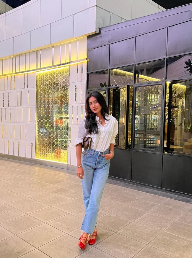 Artis Shenina Cinnamon kembali membagikan foto-foto OOTD dirinya ke akun Instagram pribadinya. Tampil simpel mengenakan kemeja puth, celana jeans biru, dan sepatu merah, kekasih Angga Yunanda itu terlihat mempesona. Foto: Instagram/@sheninacinnamon