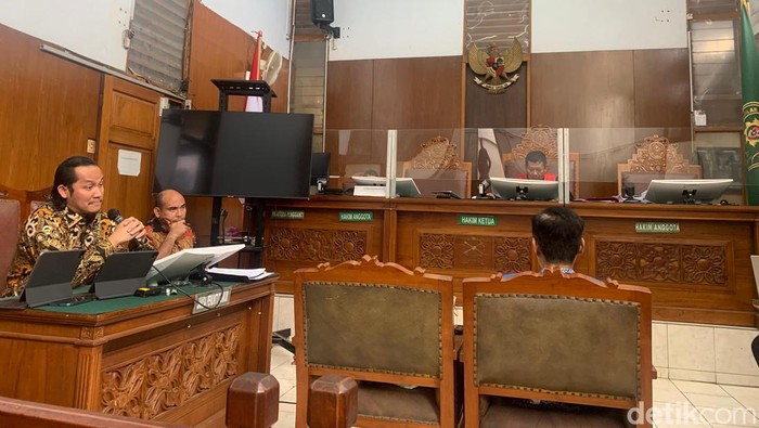 Sidang lanjutan gugatan praperadilan yang diajukan Aiman Witjaksono terkait penyitaan ponsel melawan Polda Metro Jaya digelar di PN Jaksel, Kamis, 22 Februari 2024. (Mulia Budi/detikcom)