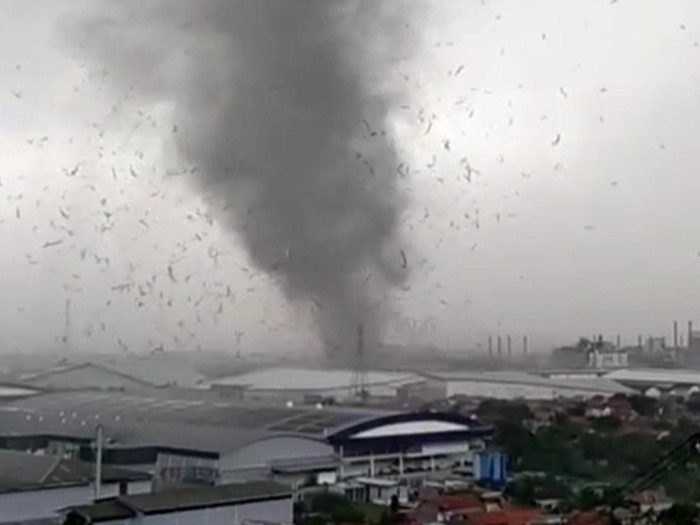 Small tornado atau angin puting beliung di perbatasan Bandung-Sumedang, Rabu (21/2024)