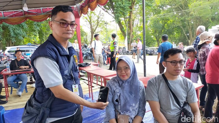 Suami istri menjadi korban pencurian HP oleh dua orang perempuan saat berwisata ke Pulau Kemaro Palembang