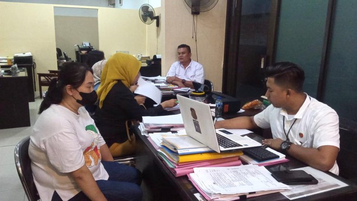 Suryani, diamankan polisi usai tipu pengusaha di Jambi dengan menjual jimat palsu