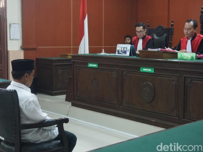 Terdakwa Edi Suseno, pemilik Jembatan Kaca The Geong Limpakuwus, divonis 2 tahun penjara di Pengadilan Negeri Banyumas, Kamis (22/2/2024).