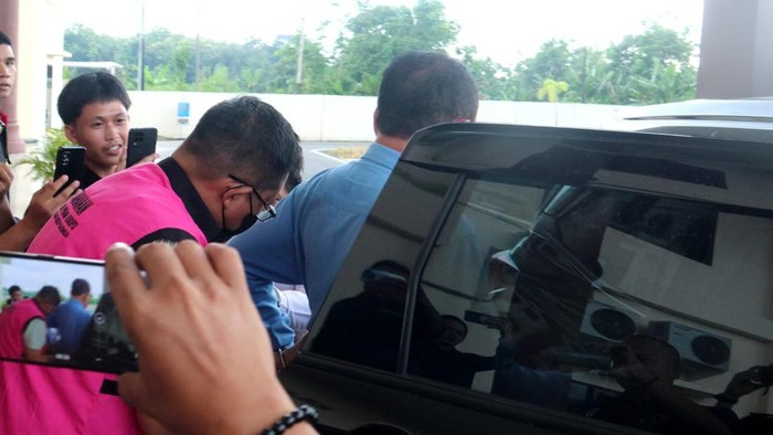 Tersangka RE ke mobil Kejari Prabumulih untuk dibawa ke rutan kelas II B Prabumulih.