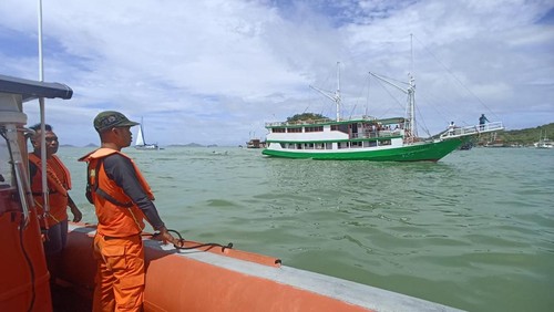 Tim Rescue Pos SAR Manggarai Barat menggunakan Rigid Inflatable Boat (RIB) mengawal evakuasi KM Marcopolo Green menuju pelabuhan KSOP Labuan Bajo, Kamis (22/2/2024) siang. (Dok Basarnas Maumere)