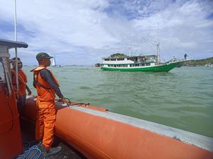 Kapal Pinisi Isi 14 Turis Belanda Nyaris Celaka Dihajar Gelombang TN Komodo