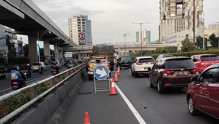 Truk Pecah Ban di Tol Dalam Kota Arah Semanggi, Pengendara Diimbau Hati-hati