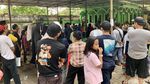 Tumpah Ruah Warga Susukan Jaktim Antre Bantuan Beras