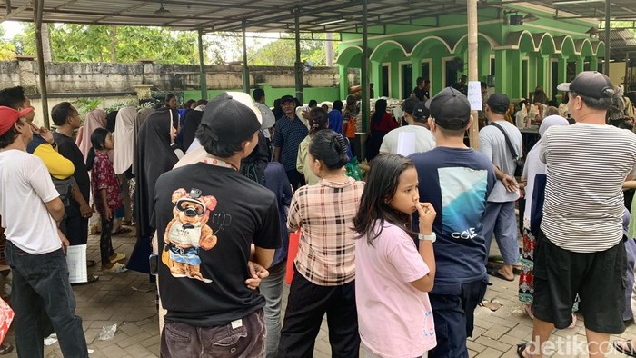 Tumpah Ruah Warga Susukan Jaktim Antre Bantuan Beras Tumpah Ruah Warga Susukan Jaktim Antre Bantuan Beras