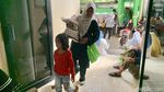 Tumpah Ruah Warga Susukan Jaktim Antre Bantuan Beras