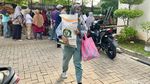 Tumpah Ruah Warga Susukan Jaktim Antre Bantuan Beras