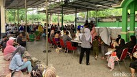 Warga antre mengambil beras bantuan sosial (Bansos) Cadangan Beras Pemerintah (CBP) di Kantor Kelurahan Susukan, Jakarta, Kamis (22/2/2024).