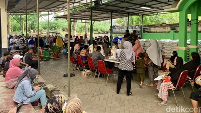 Tumpah Ruah Warga Susukan Jaktim Antre Bantuan Beras