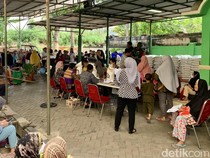 Tumpah Ruah Warga Susukan Jaktim Antre Bantuan Beras